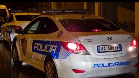Tiranë, 46 vjeçari i shpëton atentatit me armë! 2 persona e qëlluan nga motori! I plagosuri dërgohet në spital (EMRI) 