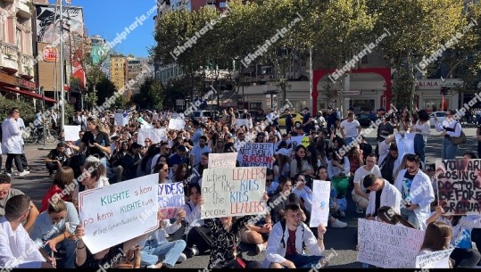 VIDEO/Studentët e Mjekësisë bllokojnë kryqëzimin te 9-katëshet në Tiranë, këndojnë këngë patriotike e himnin e flamurit