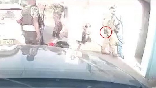 VIDEOLAJM/ Militantët e Hamasit të pamërshishërm, ekzekutojnë me granata izraelitët e fshehur në streha