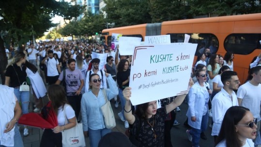 Studentët e Mjekësisë protestë para Ministrisë së Arsimit: Nuk e paguajmë tarifën 240 mijë lekë të reja, të anulohet ligji për punësimin e detyruar