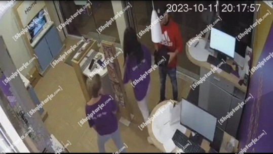 ‘Paratë më duhen për transplant mëlçie', Report Tv siguron videon, momenti kur punonjësja e dyqanit në Tiranë përzënë hajdutin: Ke pistoletë false