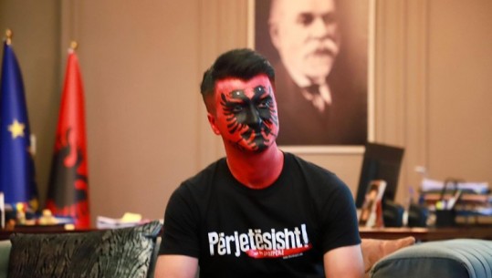 Tregoi ‘pengun’ në Report Tv! Tifozi unik me ‘fytyrën flamur’ depoziton kërkesën për pasaportë shqiptare! 36-vjeçari nga Struga, 39 ndeshje me flamurin në fytyrë