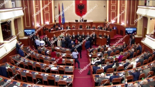 VIDEO/ Opozita bllokon foltoren pas miratimit të Rezolutës për Kosovën, ndërhyn garda 