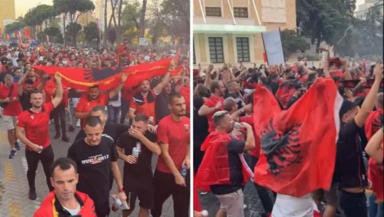 Me ngjyrat kuqezi, flakadanë dhe këngë! Tifozët e Kombëtares marshojnë drejt 'Air Albania' (VIDEO)