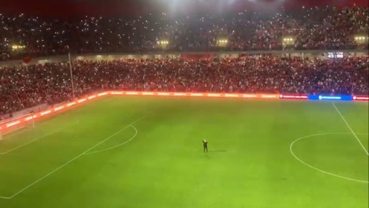 'Mora Fjalë', Shkurte Fejza elektrizon atmosferën në stadiumin 'Air Albania', këndon njëzëri me tifozët kuqezi (VIDEO)