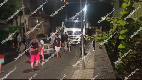 VIDEO/ Kamioni humb kontrollin në Lezhë, përplas 5 makina të parkuara