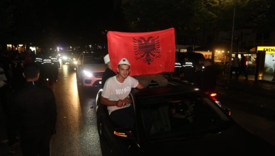 VIDEO/ Shqipëria fitoi me 3 gola ndaj Çekisë, shpërthen festa e tifozëve nëpër rrugët e Tiranës