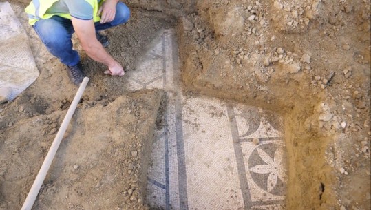 Zbulohet mozaiku i rrallë dymijë vjeçar në Durrës! Arkeologu për Report Tv: Pjesë e një vile luksoze të shekullit të I! Më i veçanti në rajon (VIDEO +FOTO)