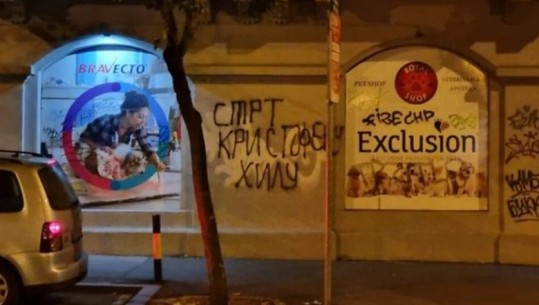 ‘Vdekje për Christopher Hill’, grafite kërcënuese ndaj ambasadorit të SHBA-së në Serbi shfaqen në qendër të Beogradit