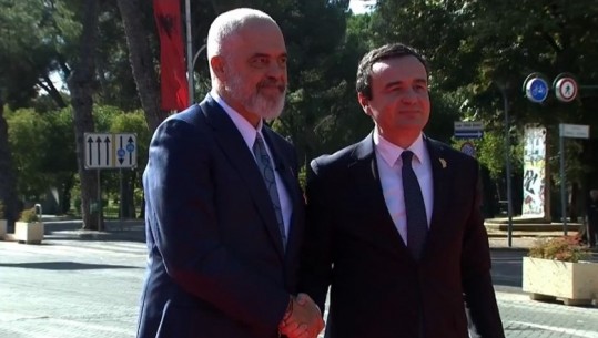 Samiti i Procesit të Berlinit në Tiranë, mbërrin kryeministri Kurti! Pritet nga Rama