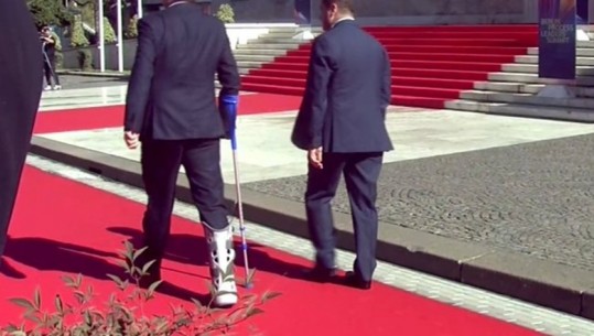 FOTOT+ VIDEO/ Kush është diplomati që nuk mungoi në samitin e Tiranës as me këmbën e thyer