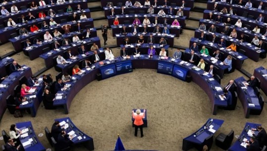 Zbardhet rezoluta e PE-së për tensionet në Veri të Kosovës, kërkohen masa ndëshkuese ndaj Serbisë