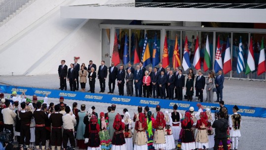 Nga pritja në tapetin e kuq, tek vallet përshëndetëse! Ja çfarë ndodhi në sesionin e parë të samitit të Procesit të Berlinit në Tiranë (FOTO)