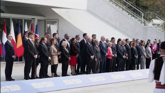 Qeveria e Serbisë: Brnabiç mori pjesë në foton familjare me liderët në samitin e Procesit të Berlinit në Tiranë