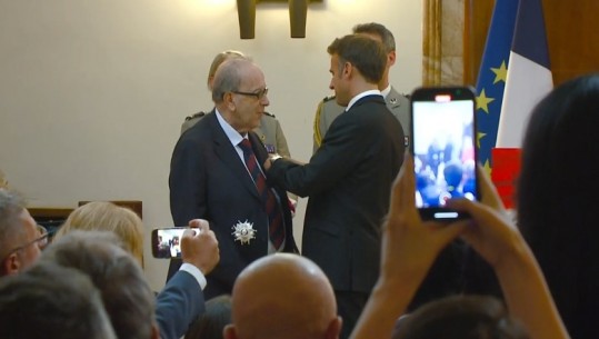  Emmanuel Macron dekoron me gradën e lartë të 'Oficerit të Madh të Legjionit të Nderit' shkrimtarin Ismail Kadare: Poet i Ballkanit, rapsod i Europës