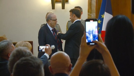 Macron dekoron Kadarenë: Poet i Ballkanit, Rapsod i Evropës e lajmëtar i lirisë