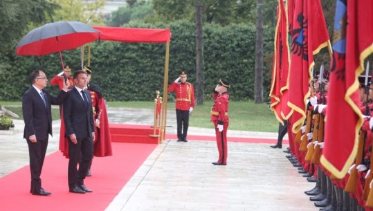 Macron pritet me ceremoni shtetërore! Begaj: Mirënjohje për mbështetjen e Shqipërisë për integrimin në BE! Të dënohet sulmi në veri të Kosovës