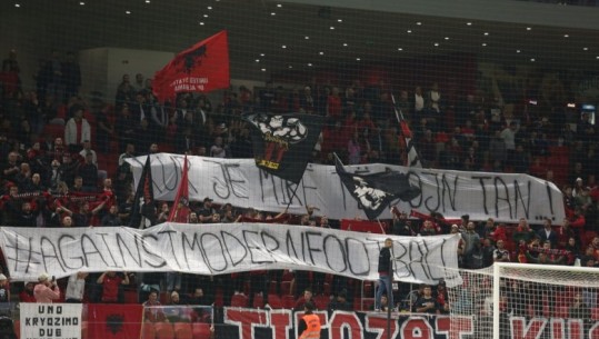 FOTO/ Kombëtarja në fushë, mesazhi pikant i Tifozave Kuq e Zi: Kur je mirë të dojn tan, kundër futbollit modern