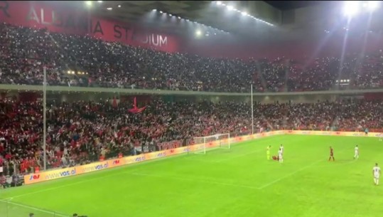 Emocionuese/ Adem Jashari 'prezent' në Tiranë, i gjithë stadiumi këndon 'Mora Fjalë' gjatë ndeshjes (VIDEO)