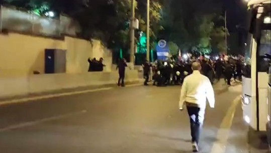 VIDEO/ 'Allahu Ekber', me flamuj palestinezë dhe turk protestuesit largohen me forcë nga policia! Sulmohet konsullata e Izraelit në Turqi! 63 plagosur