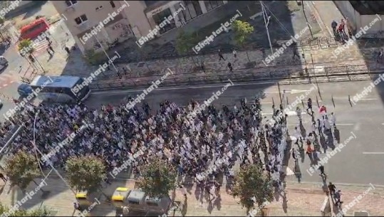 ‘Duam diplomat tona’ studentët e Mjekësisë sërish në protestë! Report Tv sjell pamjet teksa marshojnë drejt Ministrisë së Arsimit