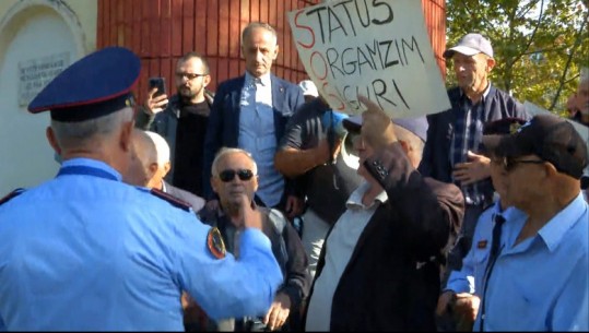 Minatorët protestë përpara Kuvendit: E duam pensionin sa 150% e pagës minimale! Përplasen me policinë: Mos na prekni me dorë