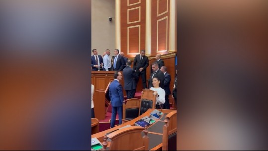 Braçe nxjerr pamjet brenda sallës, Berisha i vetëm, deputetët e tij nxitojnë të rrëmbejnë karriget e ministrave