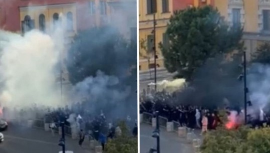 Flakadanë dhe brohorima nga tifozët e Tiranës, ndizet atmosfera në sheshin 'Skënderbej' në prag të derbit (VIDEO)