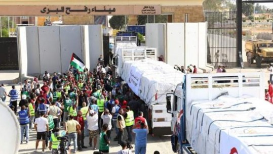 Hyjnë kamionët e parë me ndihma në Gaza, mes tyre njëri plot me arkivole