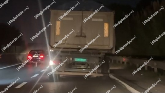 Çudira shqiptare, kamioni me gomë të çarë vijon lëvizjen në autostradën Tiranë-Durrës, krijohet trafik