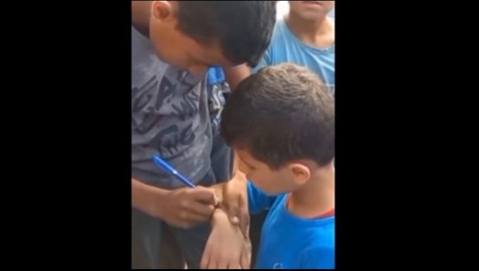 VIDEO/ Fëmijët në Gaza shkruajnë emrat e tyre nëpër duar dhe krahë në rast se vdesin gjatë sulmeve ajrore 