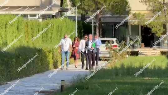 VIDEO/ Nën sekuestro, oficerët i vënë 'kyçin' vilës ku Berisha kalon pushimet në Gjirin e Lalzit, largohen me dosje në dorë