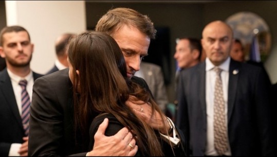 FOTO/ Pas mbërritjes në Izrael, Macron takon familjet e pengjeve dhe viktimave të Hamasit