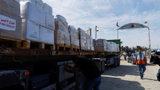 OKB: 20 kamionë të tjerë me ndihma humanitare do të hyjnë sot në Gaza