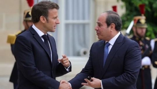 Macron në Kajro, do të takohet me presidentin e Egjiptit