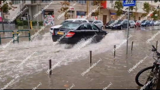 Rrebeshe shiu, në vetëm pak minuta përmbyten disa nga akset rrugore në Durrës dhe Laç