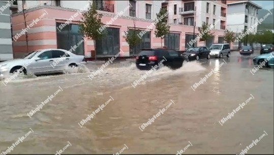 Reshjet e shiut/ Përmbyten disa akse rrugore në Laç, përroi që përshkon qendrën del nga shtrati