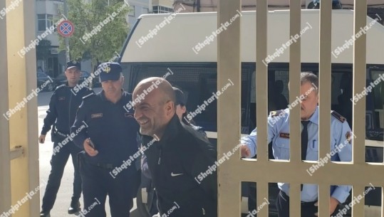 U kap me 50 kg hashash të presuar në banesë dhe 240 rrënjë canabis, lihet në burg 38-vjeçari në Berat