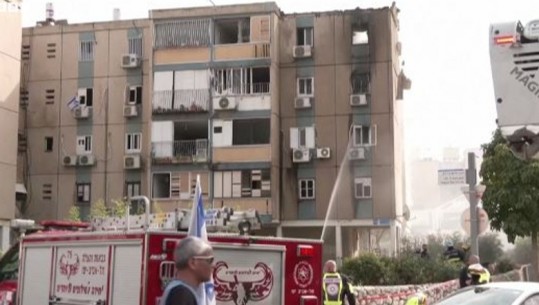 VIDEO/ Hamasi godet me raketë ndërtesën 4-katëshe në Tel Aviv, disa të lënduar