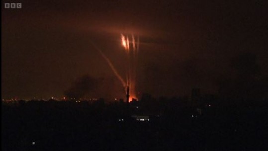 Lufta/ ‘Shi’ raketash në Izrael, bombardimet nga Rripi i Gazës ndriçojnë qiellin gjatë natës (VIDEO)