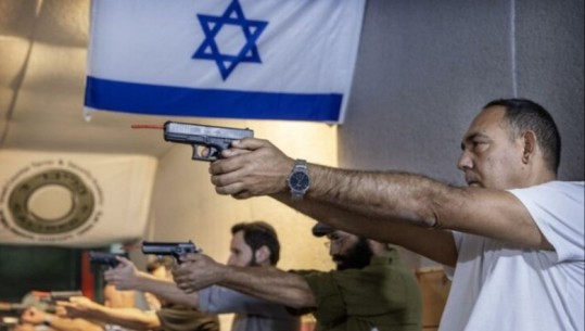 'Nuk keni zgjidhje, armatosuni', The Times: Si po dynden izraelitët për t’u armatosur kundër Hamasit