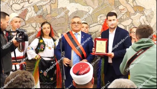 VIDEO/ Tropoja titull ‘qytetar nderi’ Arbër Hajdarit për kontributin në bamirësi