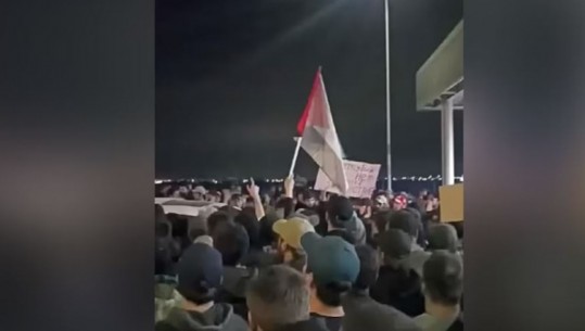 VIDEO/ Tensione në aeroportin rus, qindra protestues pro-palestinezë bllokojnë pistën ku do të ulej avioni izraelit