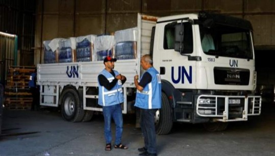 Lufta/ 33 kamionë me ndihma humanitare futen në Rripin e Gazës, dorëzimi më i madh që nga rifillimi i furnizimeve
