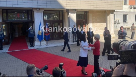 Von der Leyen mbërrin në Kosovë, pritet nga Presidentja Vjosa Osmani