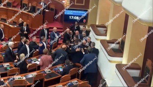 Përplasje fizike mes deputetëve në Kuvend, ndërpritet seanca
