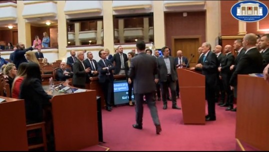 Kuvendi në kaos, Berisha s'lëshon foltoren: Asgjë nuk do të mund të kaloni, beteja jonë nuk ka të ndalur