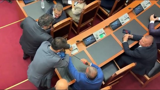VIDEO/ Noka i papërmbajtshëm në Kuvend, i bllokon mikrofonin dhe kap me duar Bujar Çelën