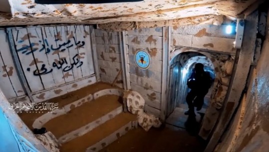 'E errët, e frikshme dhe klaustrofobike', Si është brenda tuneleve të Hamasit në Gaza (VIDEO)