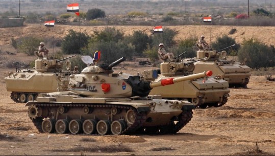 Egjipti vendos dhjetëra tanke në kufirin me Rripin e Gazës